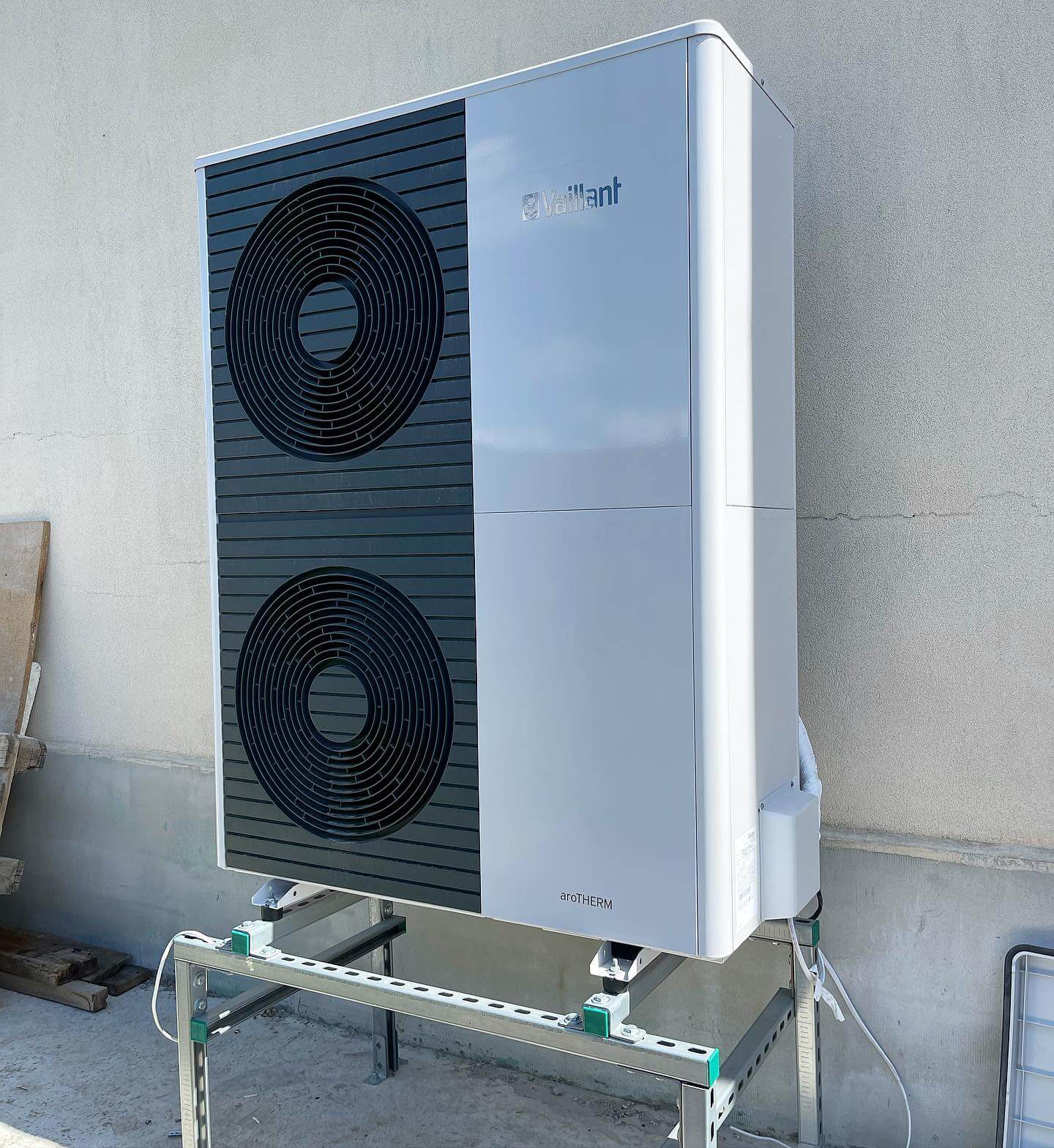 Монтаж теплового насоса у котеджі від компанії Untek